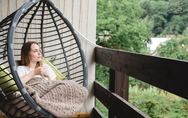 Fotel wiszący kokon do ogrodu i na balkon - jak wybrać najlepszy?