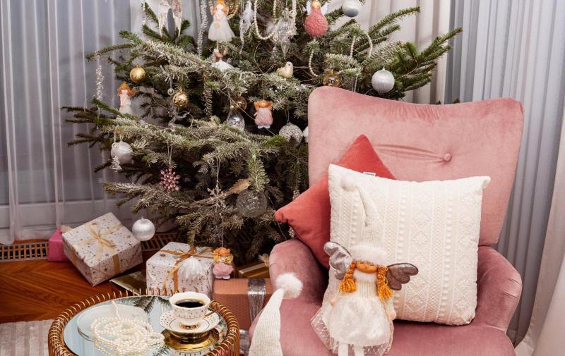 Jak ubrać choinkę nowocześnie w stylu glamour? Trendy i inspiracje dla stylowych dekoracji