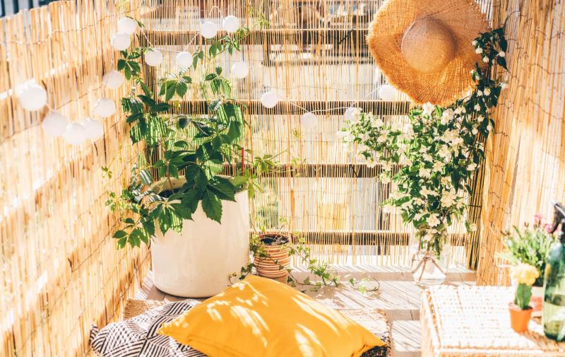 Jak urządzić mały balkon? Praktyczne pomysły na przytulną przestrzeń