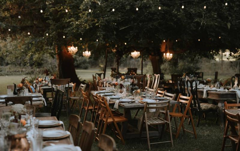 Jak udekorować stół na przyjęcie w ogrodzie? Inspiracje w stylu skandynawskim i boho