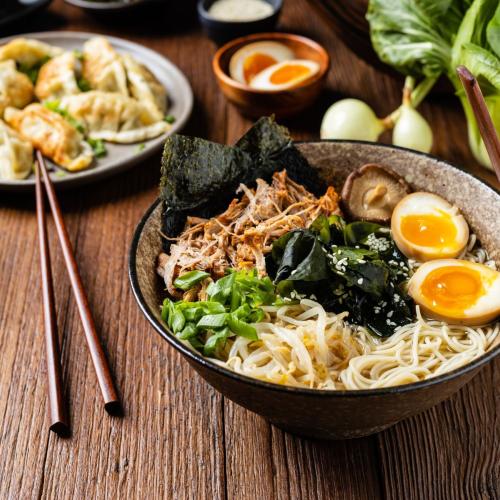 Jak serwować ramen, aby w pełni wykorzystać kształt i głębokość miski?