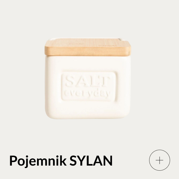biały pojemnik na sól z drewnianą pokrywką