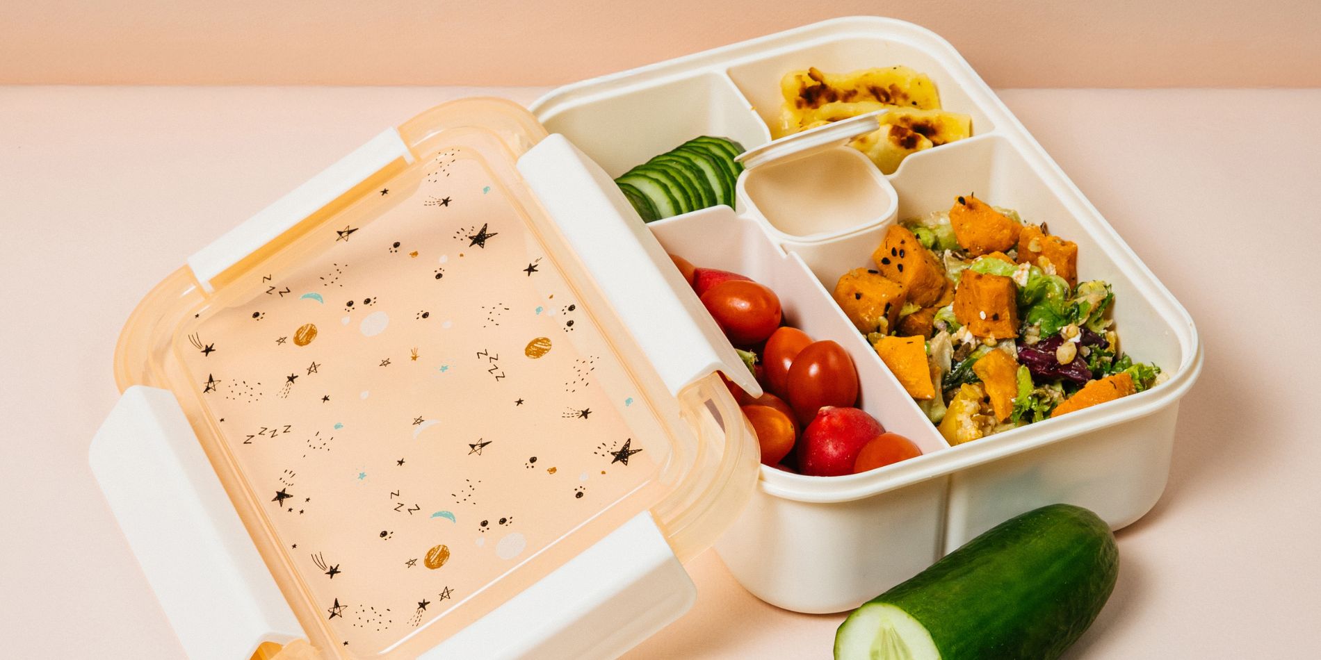 lunchbox do szkoły pełen zdrowych produktów_ obraz zawiera elementy wygenerowane przez AI