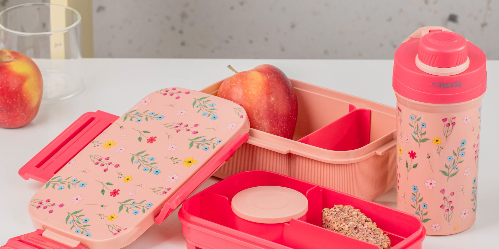 zestaw pojemników do szkoły różowy w kwiatuszki lunchbox i bidon_ obraz zawiera elementy wygenerowane przez AI