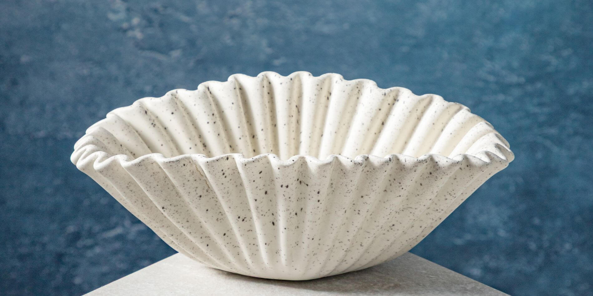 misa ceramiczna w kształcie morskiej muszli-obraz-zawiera-elementy-wygenerowane-przez-ai
