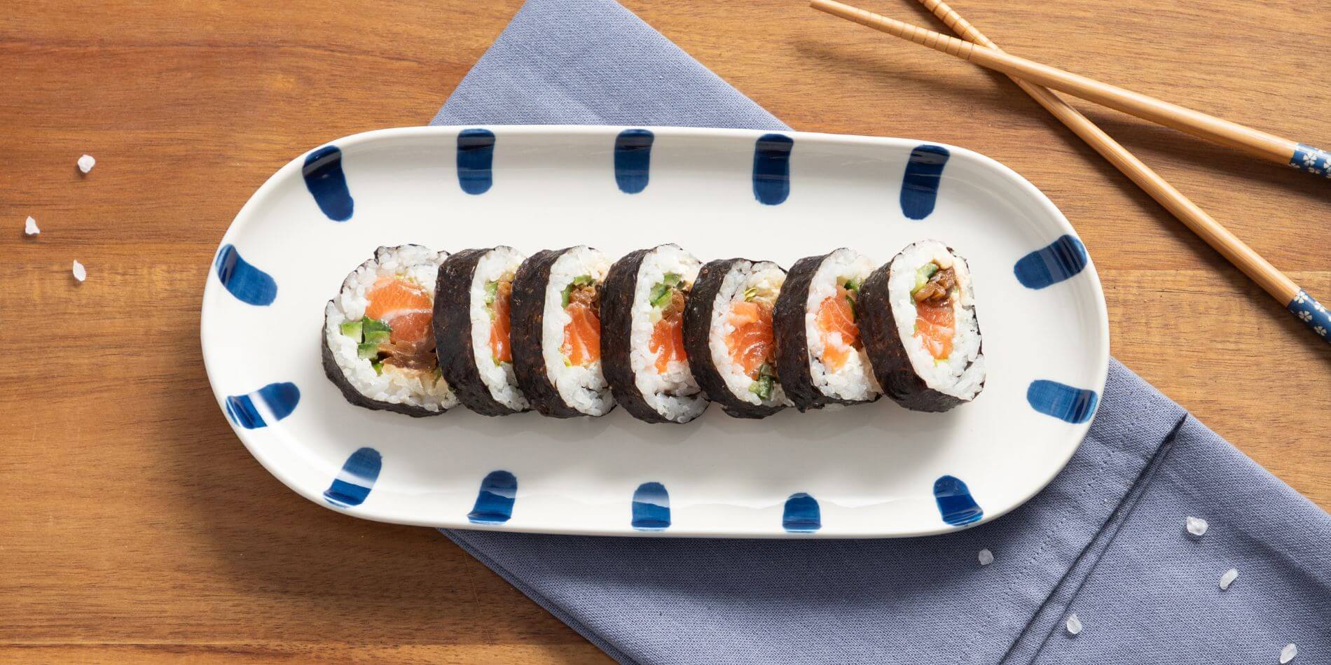 sushi podane na dekoracyjnym półmisku do serwowania-obraz-zawiera-elementy-wygenerowane-przez-ai