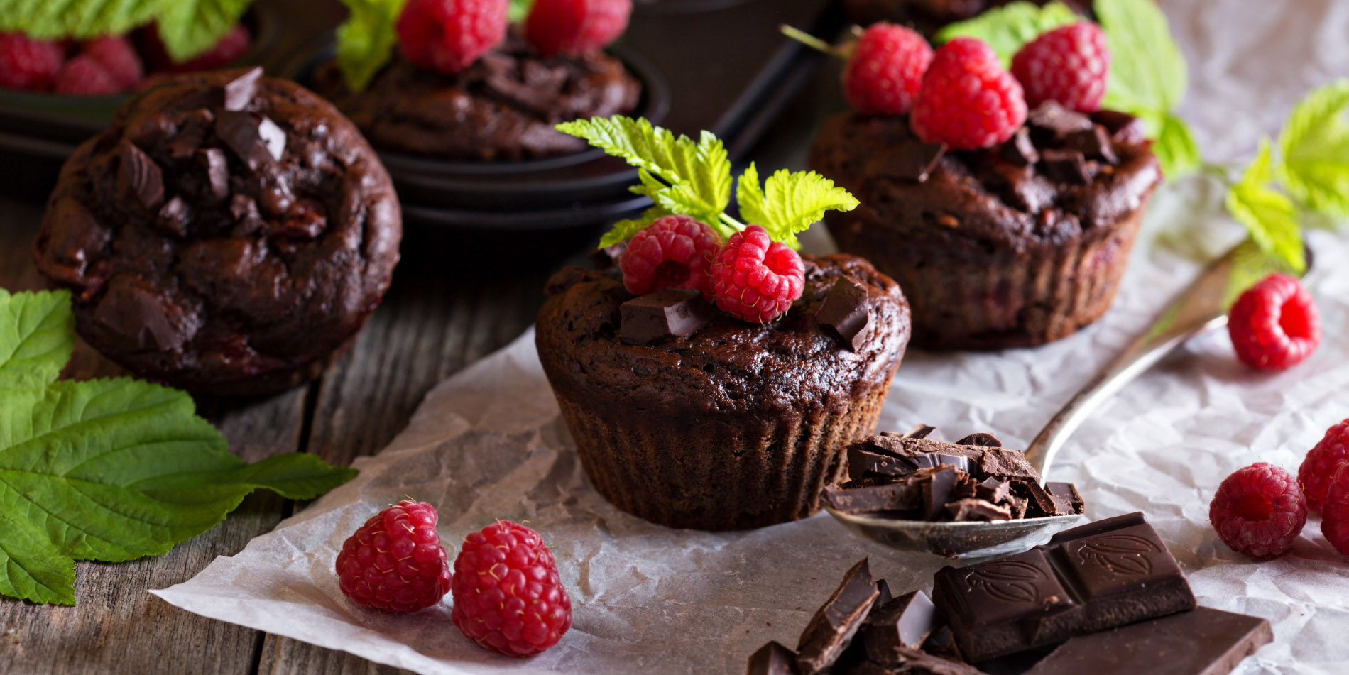 Czekoladowe muffinki z malinami