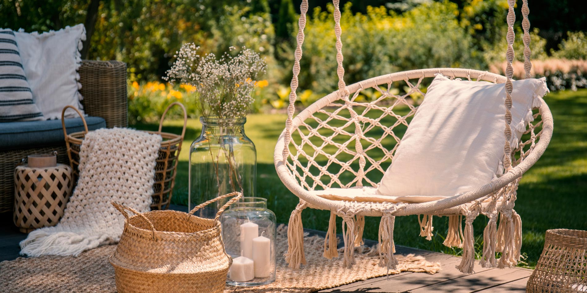 Huśtawki i fotele wiszące - aranżacja balkonu w stylu boho