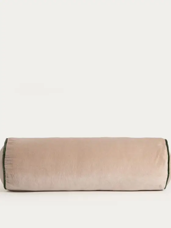 Poduszka FINA z bawełnianego aksamitu beżowa z zieloną lamówką, w kształcie walca 20x60cm