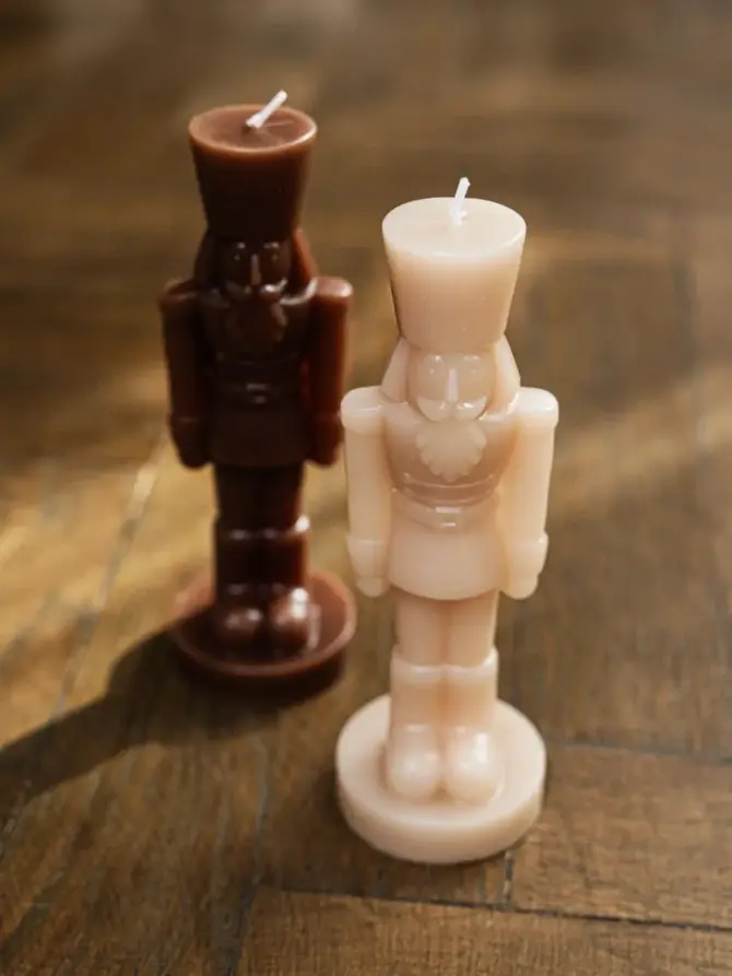 Świeca dekoracyjna NUTCRACKER dziadek do orzechów beżowy 150 g