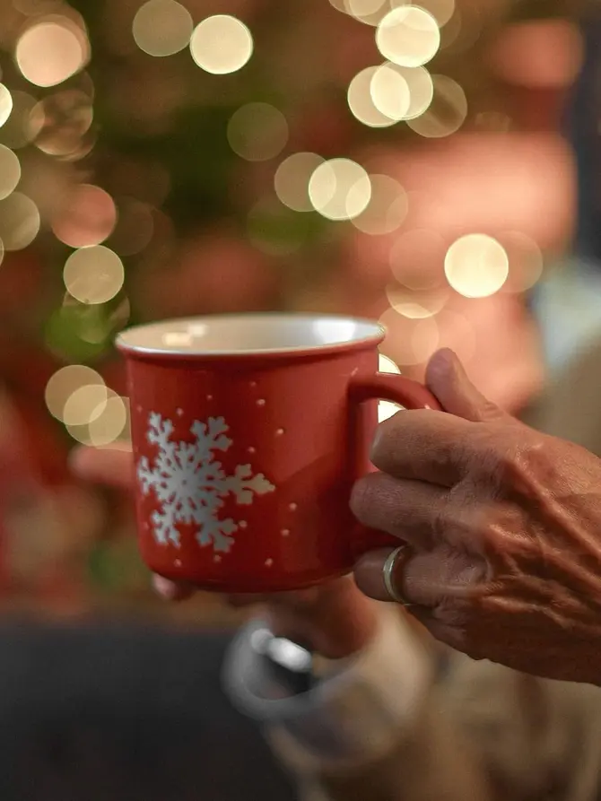 Zestaw kubków TRINKIE porcelanowych czerwonych ze śnieżynką, 2 szt 0,36 l