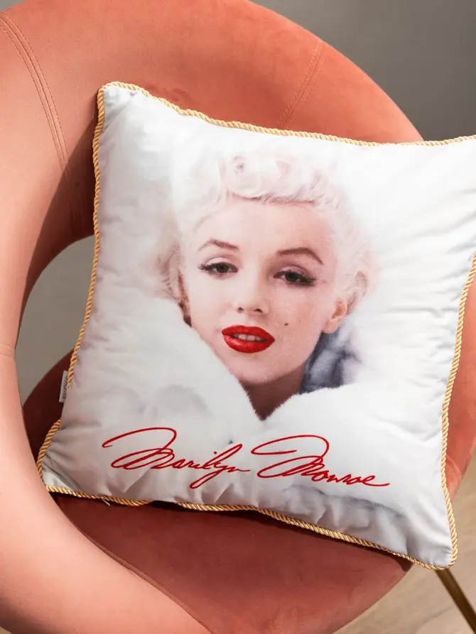 Poszewka MONROE CARNIVAL z podobizną i złotą lamówką różowa 45x45 cm