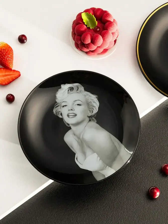 Talerz MONROE CARNIVAL deserowy z wizerunkiem Marilyn czarny 19 cm