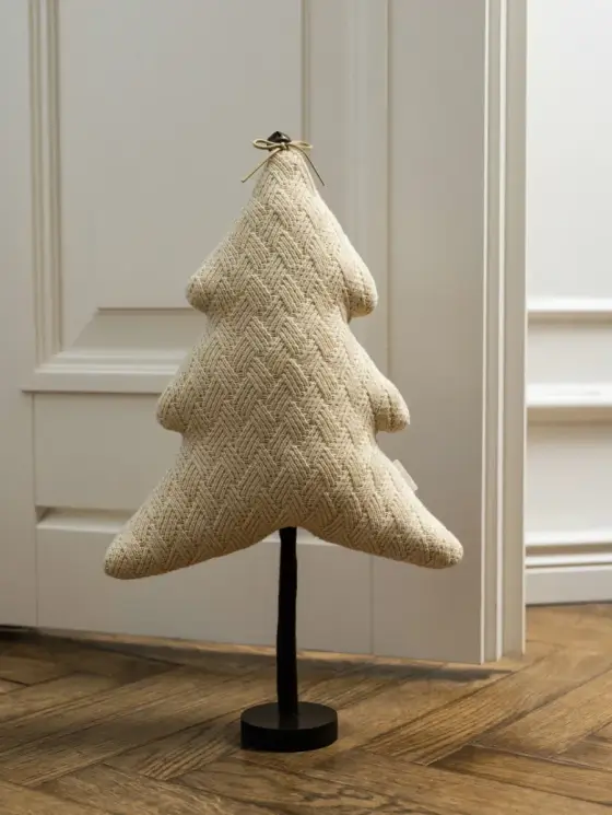 Dekoracja PLATA choinka materiałowa na nóżce kremowa 31x8x52 cm