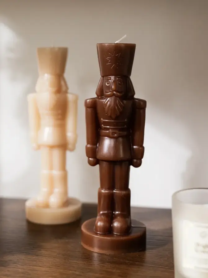 Świeca dekoracyjna NUTCRACKER dziadek do orzechów czekoladowy 150 g