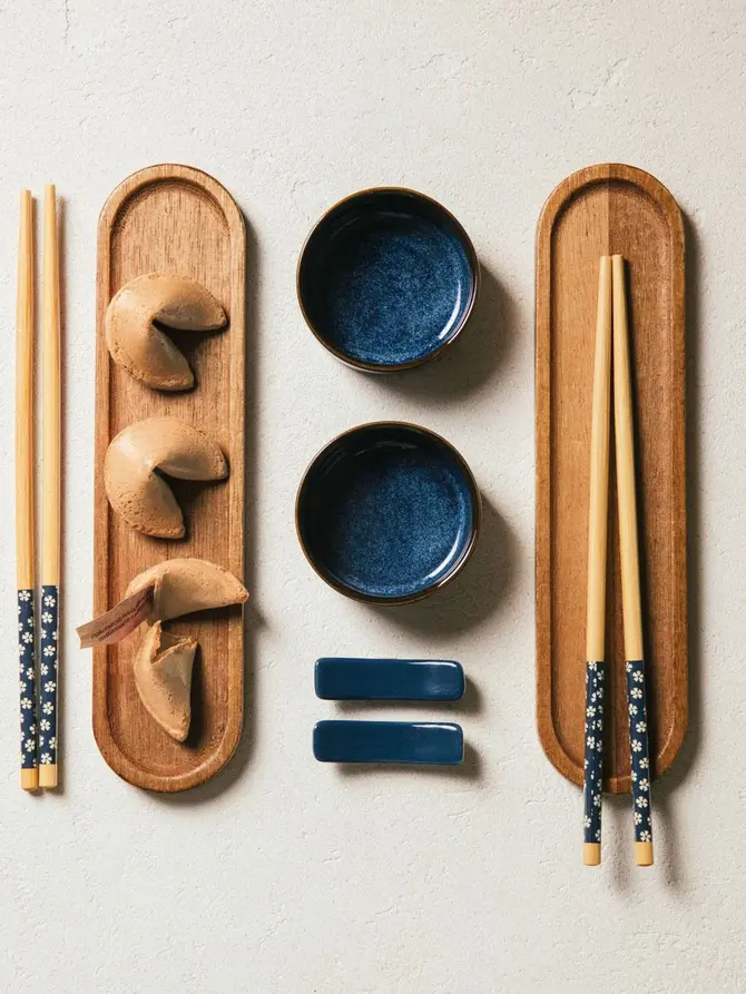 Zestaw AKITA do sushi z granatowymi miseczkami i akacjowymi deskami 8 el.