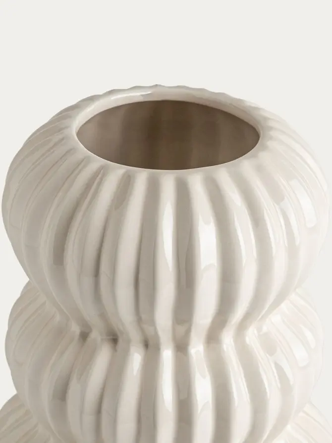 Wazon AVENA ecru prążkowany ceramiczny 18,2x25,5 cm