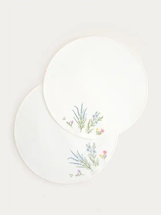 Maty stołowe ZAIRA ecru, z dekoracyjnym kwiatowym haftem, zestaw 2 szt. 38cm