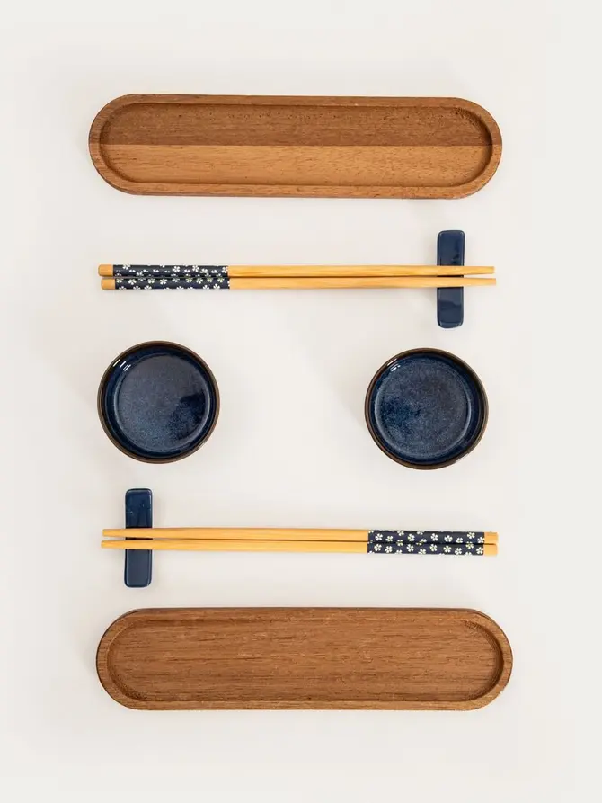Zestaw AKITA do sushi z granatowymi miseczkami i akacjowymi deskami 8 el.