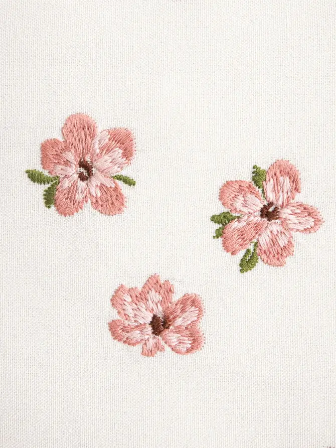 Poszewka FLORECITA z haftowanymi drobnymi kwiatuszkami 45x45cm