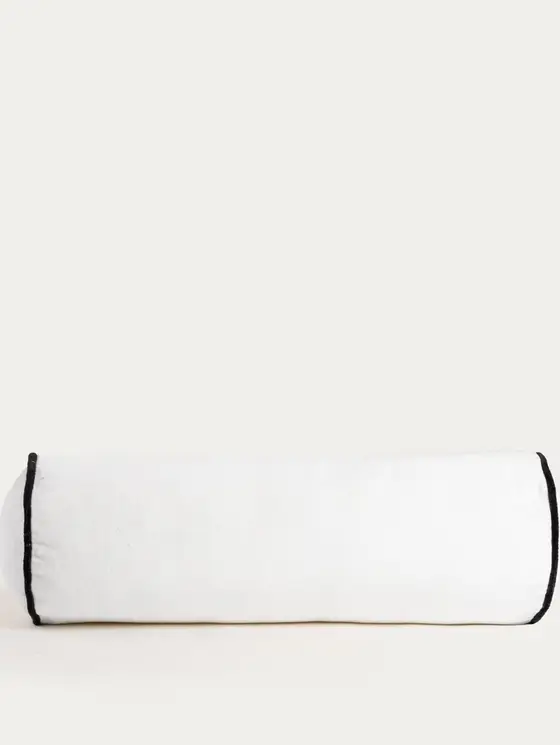 Poduszka FINA z bawełnianego aksamitu biała z czarną lamówką, w kształcie walca 20x60cm