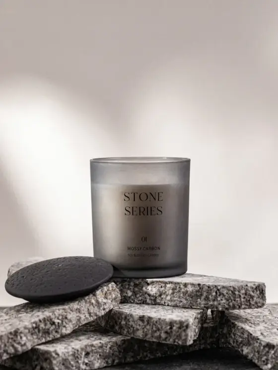 Świeca zapachowa z woskiem sojowym STONE 01 Mossy Carbon 290 g