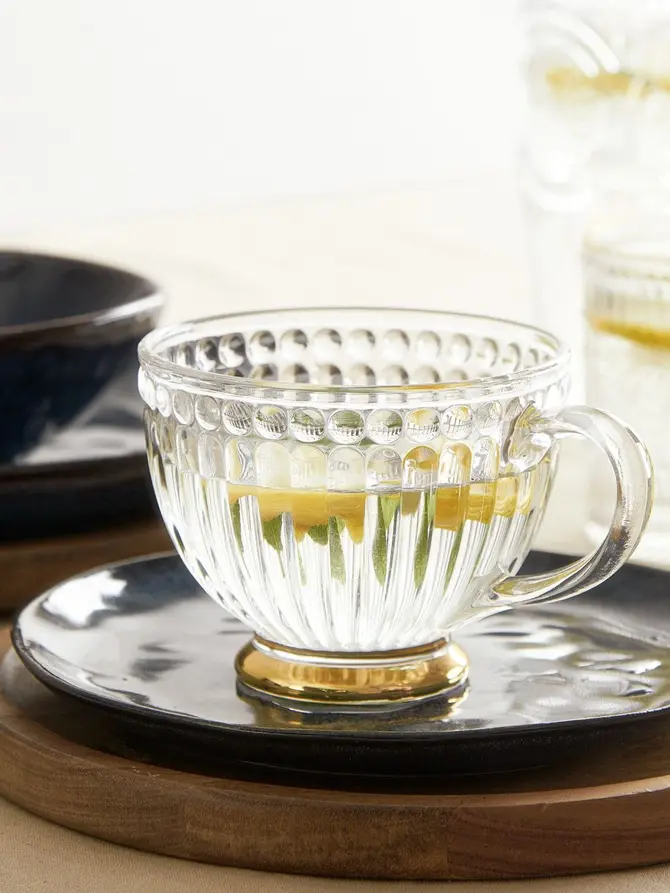 Filiżanka BARREL szklana w paski ze złotą nóżką 0,35 l