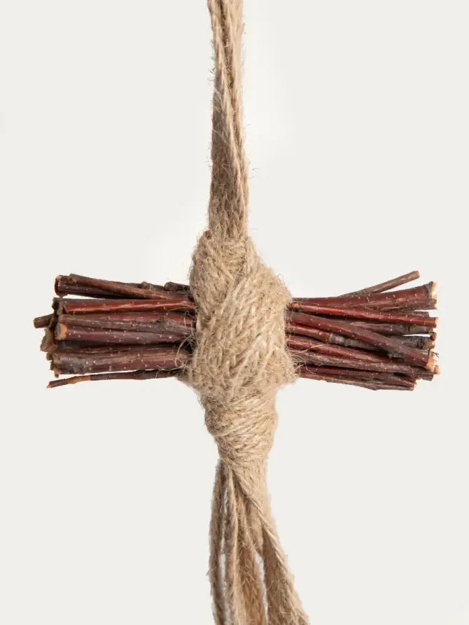 Zawieszka PINETRA szyszki na sznurku z dzwonkami z efektem rdzy 56 cm