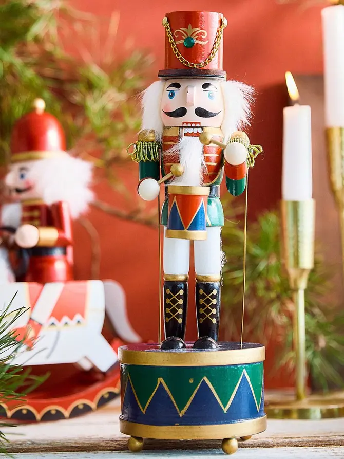 Figurka NUTCRACKER dziadek do orzechów na bębenku z pozytywką 30 cm