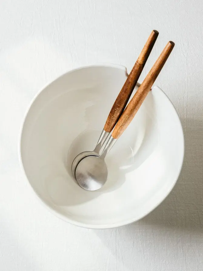 Misa MOOKA do sałat ceramiczna z przyborami biała 24 cm