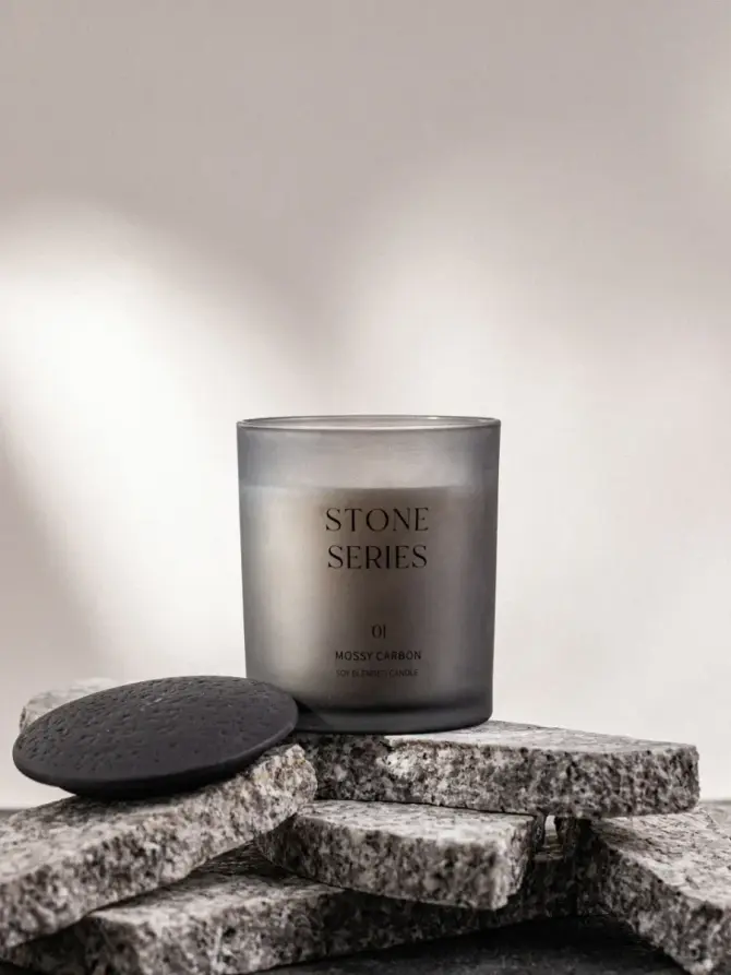 Świeca zapachowa z woskiem sojowym STONE 01 Mossy Carbon 290 g