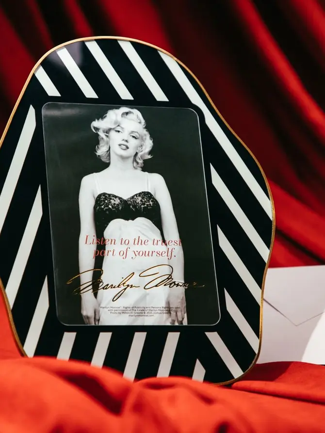 Ramka na zdjęcie MONROE LOVE o nieregularnym kształcie z wizerunkiem Marilyn Monroe 13x18 cm