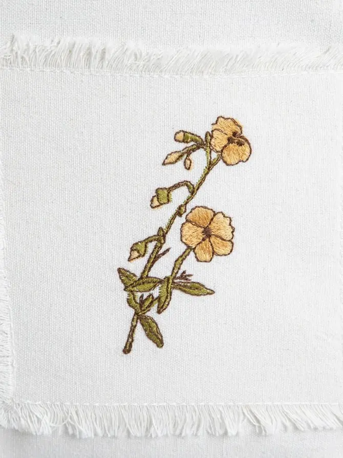 Poszewka MEADOW FLOWERS ecru z haftowanym kwiatem 45x45cm
