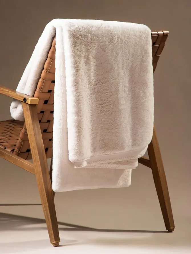 Koc NEW CLUMSY z imitacji króliczego futra beżowy 150x200 cm