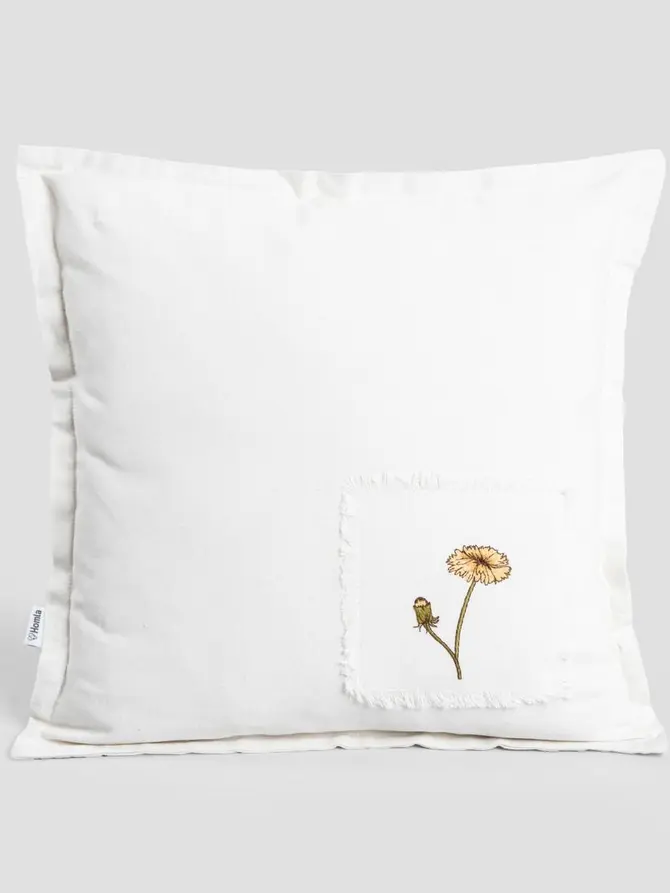 Poszewka MEADOW FLOWERS ecru z haftowanym kwiatem 45x45cm