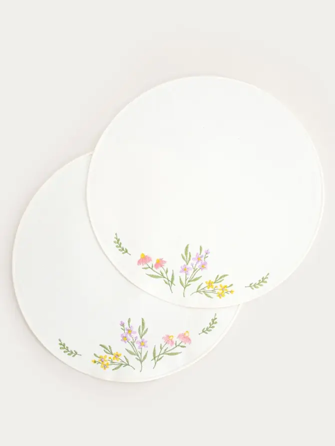 Maty stołowe TAISA ecru, z dekoracyjnym kwiatowym haftem, zestaw 2 szt. 38cm