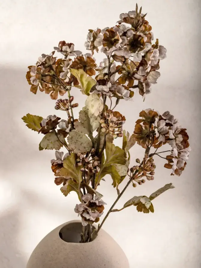 Gałązka sztuczna HORA hortensja na długiej gałązce bordowa 85 cm
