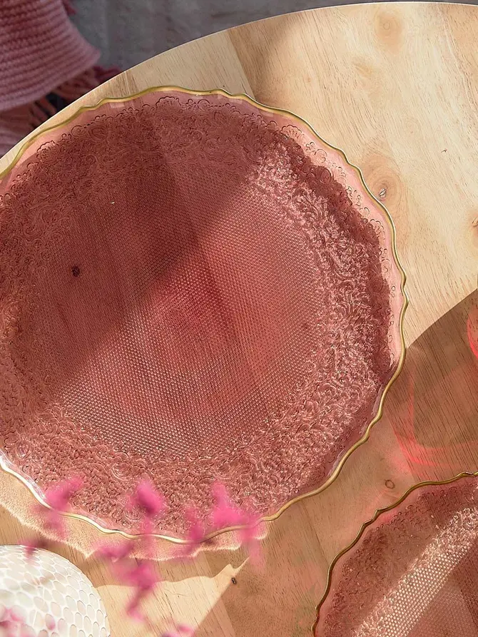 Talerz LISALA różowy ze złotą obwódką 28 cm