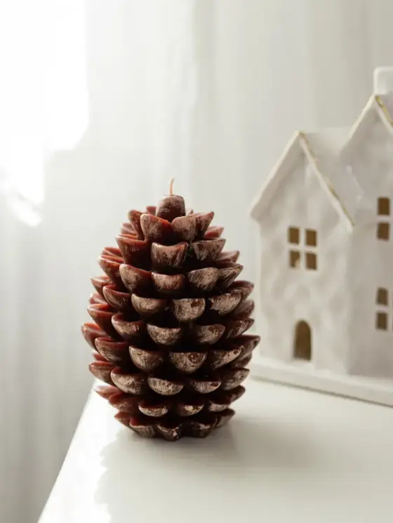 Świeca dekoracyjna WOODEN CRAFT szyszka 200 g