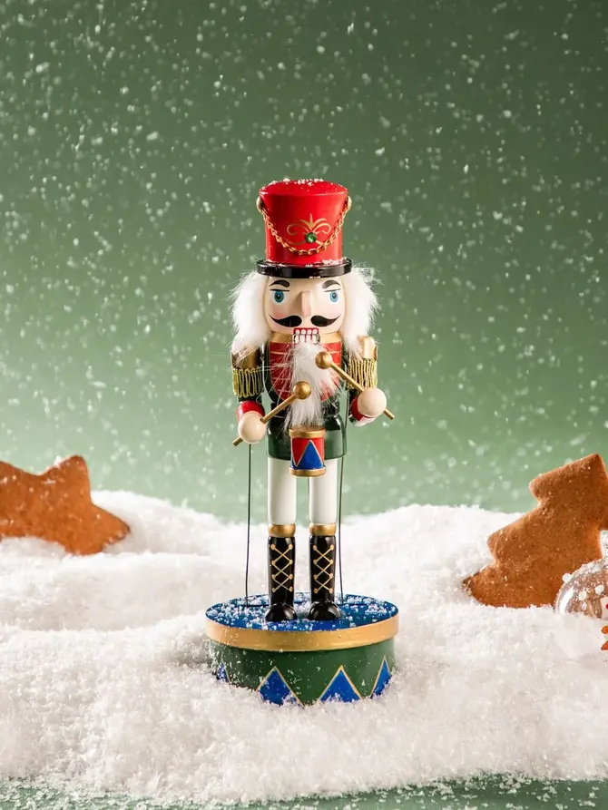 Figurka NUTCRACKER dziadek do orzechów na bębenku z pozytywką 30 cm