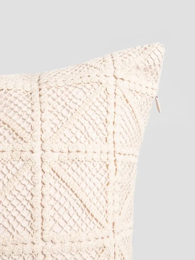 Poszewka CROCHET ecru z szydełkowym wzorem 45x45 cm