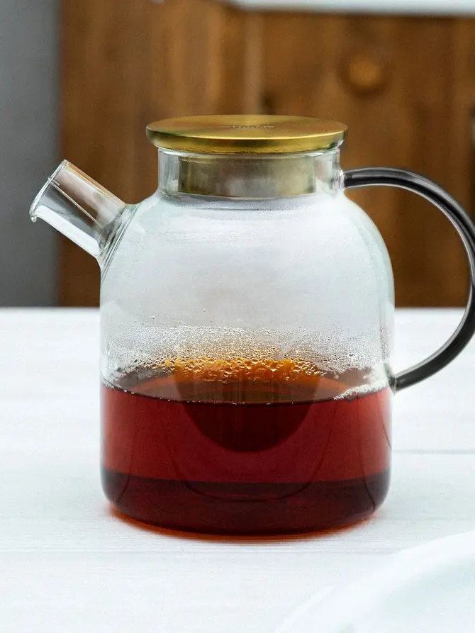 Dzbanek KUBBE z szarym uchem i złotym wieczkiem 1,8 l