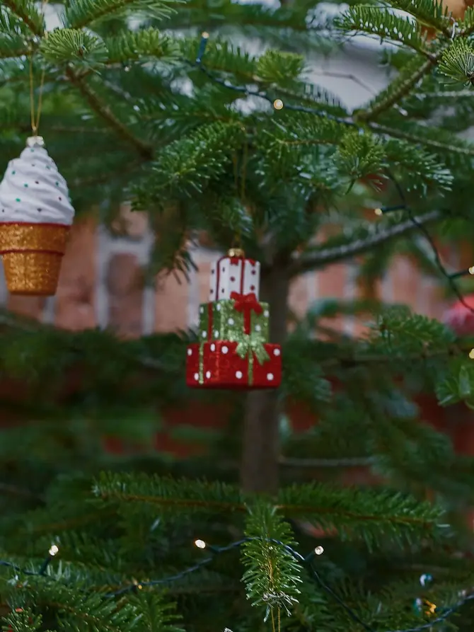 Zawieszka EVI RED prezent czerwono-zielony 10 cm