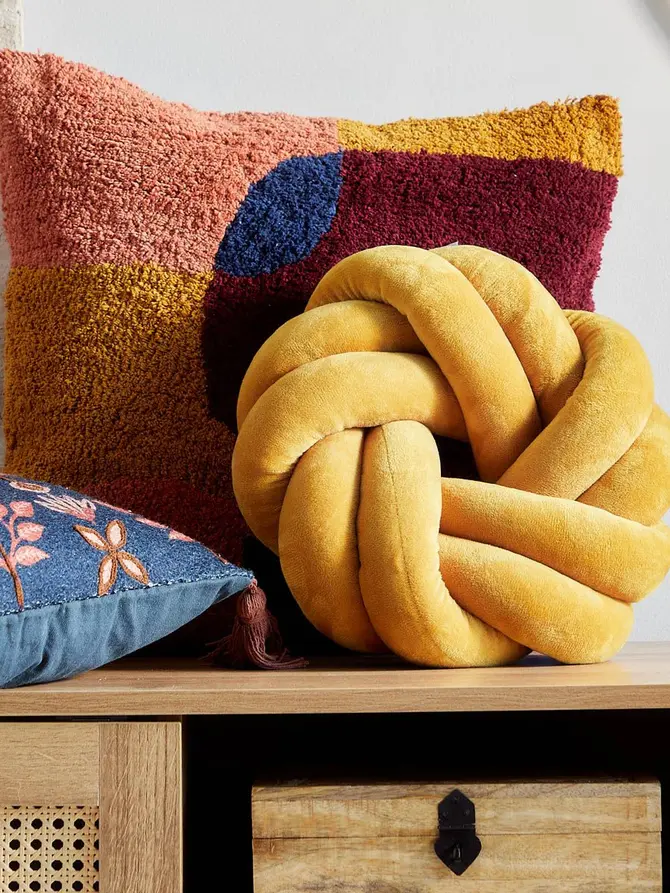 Poduszka OJEDA węzeł karmelowa 30 cm