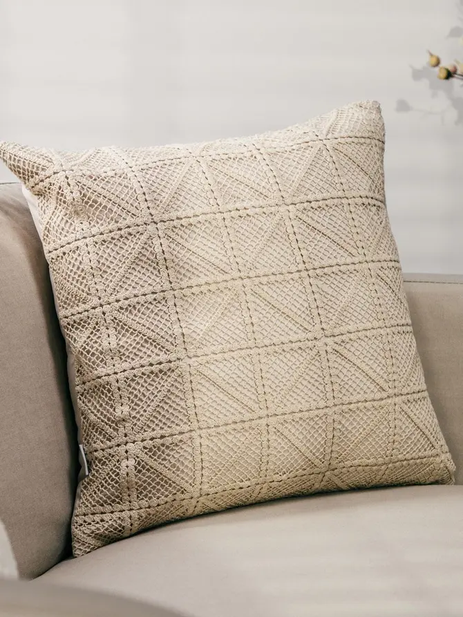 Poszewka CROCHET ecru z szydełkowym wzorem 45x45 cm