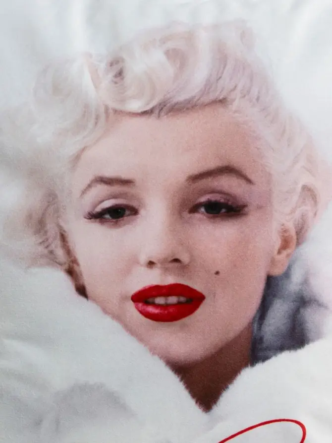 Poszewka MONROE CARNIVAL z podobizną i złotą lamówką różowa 45x45 cm