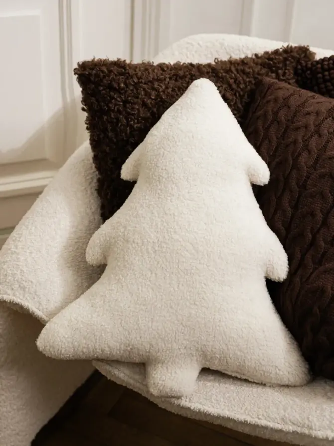 Poduszka PINEA biała boucle w kształcie choinki 37x11x54cm