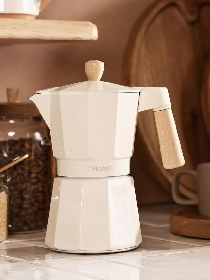 Kawiarka MIA MOKKA śmietankowa z drewnianym uchwytem 6 cups