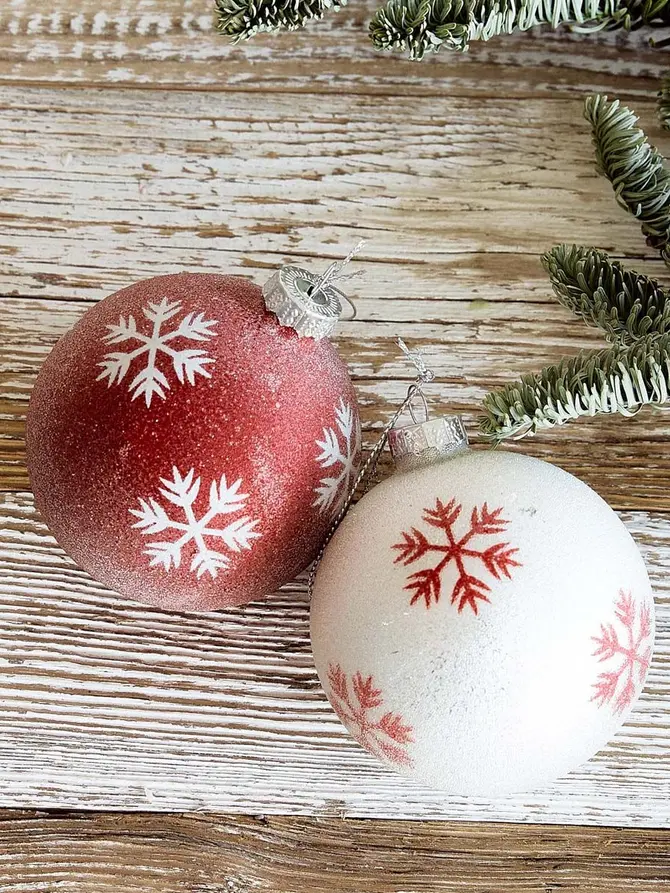 Bombki FROSTIE w śnieżynki biała i czerwona 2 szt.