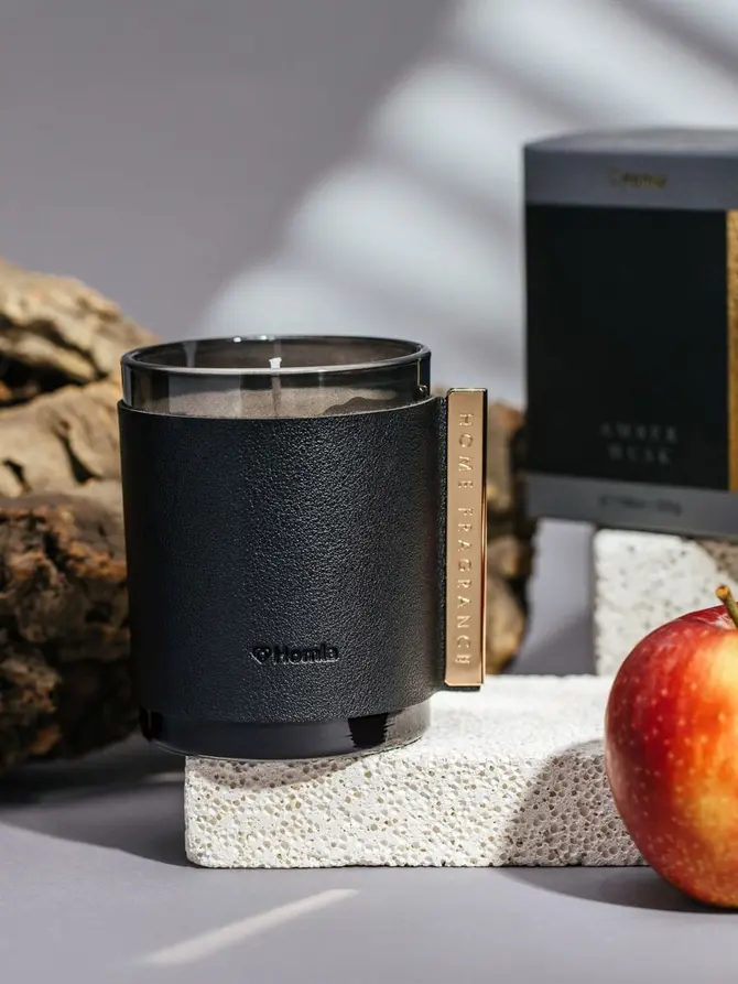 Świeca zapachowa SLEEK LEATHER Amber Musk 225 g
